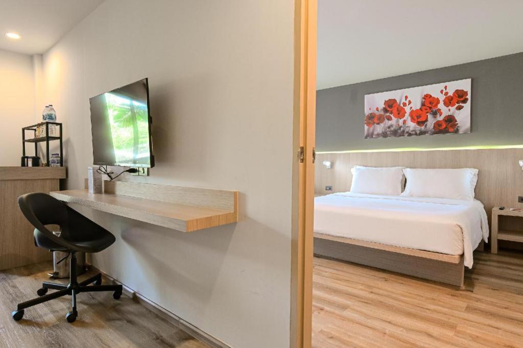 Ramada By Wyndham Phuket Southsea Hotel Karon Exterior photo