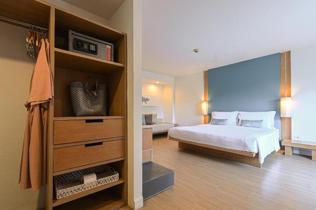 Ramada By Wyndham Phuket Southsea Hotel Karon Exterior photo